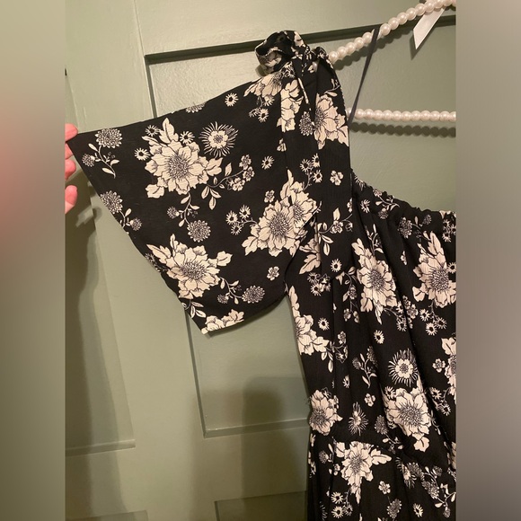 Luxology Off Shoulder Floral Romper - Picture 5 of 7
